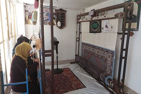 بافت ۱۳۸ تخته فرش با هدف نذر توسعه عتبات در خراسان جنوبی