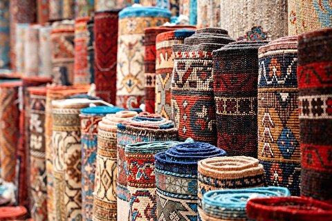 خیران حرم‌ساز ۵۰ تخته فرش به خسارت دیدگان جنگ اهدا کردند
